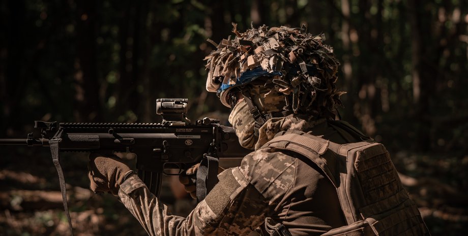 Боец ВСУ готовится стрелять на войне в Украине