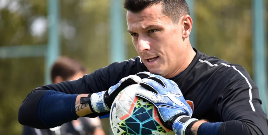 Рустам Худжамов с мячом