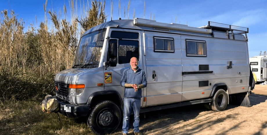 Мужчина продал дом, стал жить в фургоне, мужчина живет без дома, продал свой дом путешествия по Европе, экономия, плата за жилье,