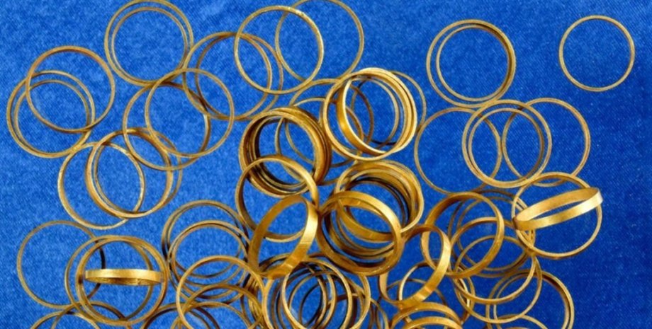 золотые кольца, синий фон, фото