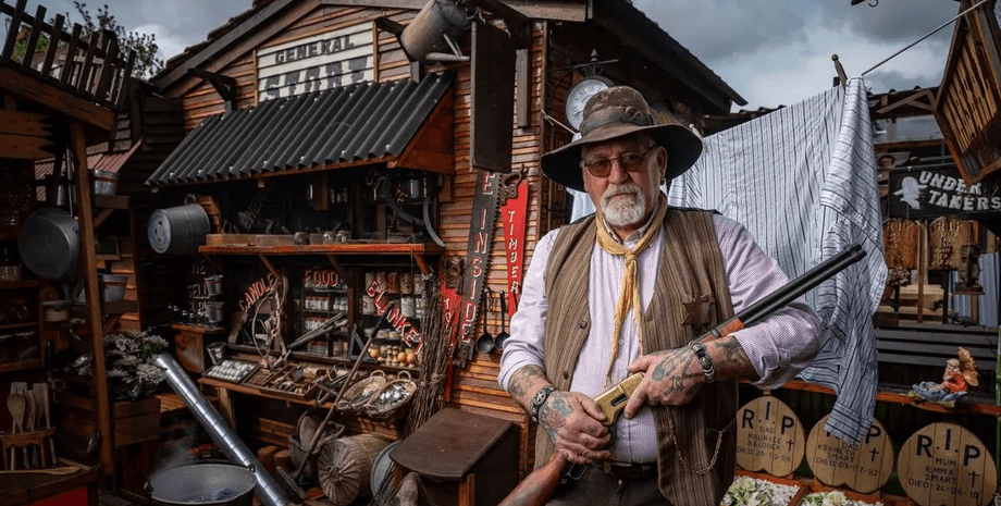 Чоловік переробив подвір'я на місто Дикого Заходу, у стилі Дикого Заходу, кантрі, задній двір, сад на задньому дворі, побудував сам