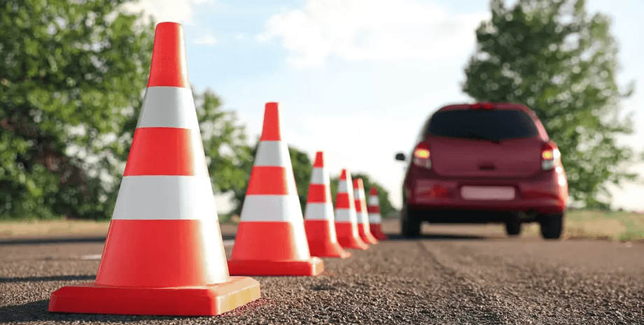 Дорожные конусы, дорога, парковка, парковка рядом с дорогой, вражда соседей, на зло соседу, конфликт соседей, ссора за парковку