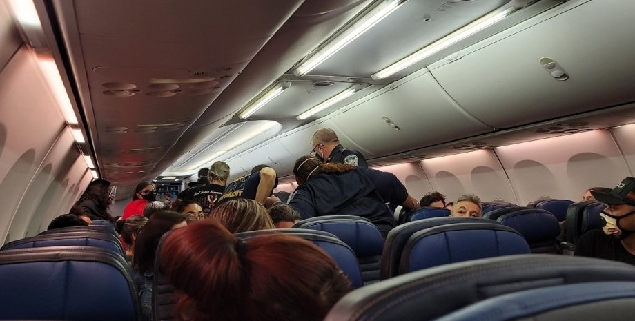 United Airlines, смерть на борту, умер пассажир, коронавирус