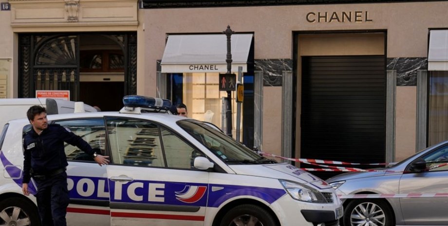 Пограбування, бутик Chanel, озброєна банда, викрадення коштовностей