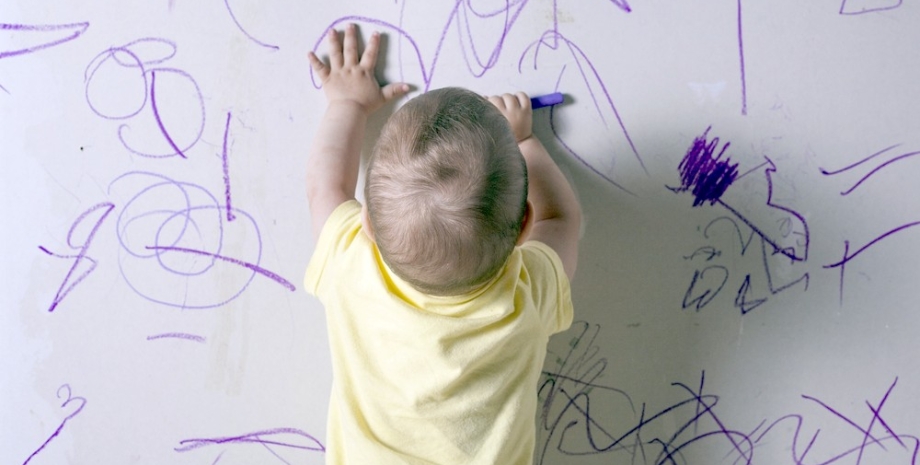 Дитина малює на стінах, чи можна їй забороняти і які це матиме наслідки, досвід матері-одиначки Адіани Пеньї Гарсії