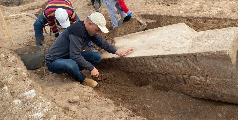 храм, археологи, надписи, фото