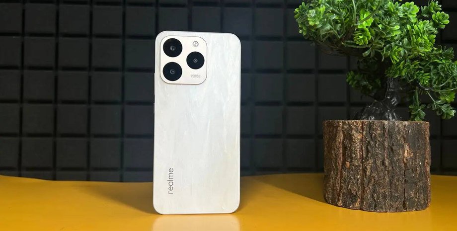 Realme 15T смартфон на столі