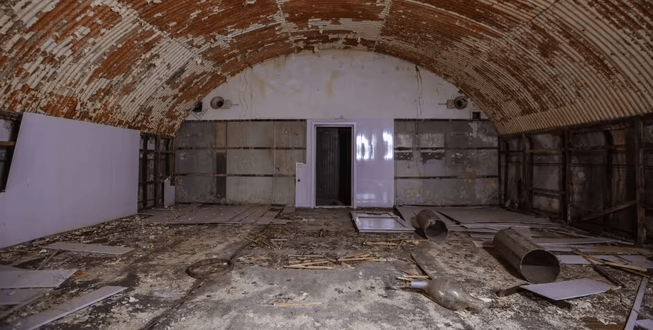 Заброшенный бункер времен Второй мировой с арочным потолком под домом в Норвегии