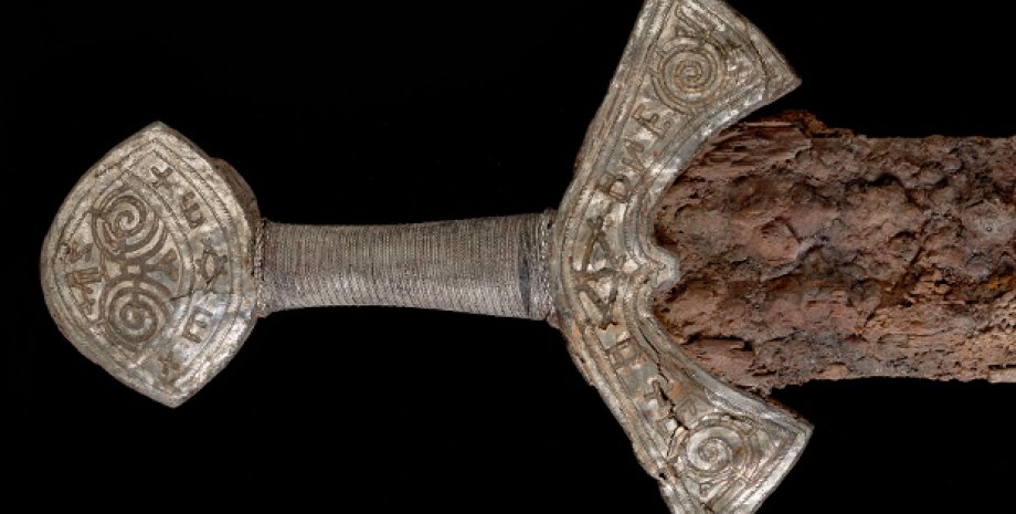 Рукоять меча, украшенная золотом и серебром / Фото: Ellen C. Holthe, Museum of Cultural History, University of Oslo