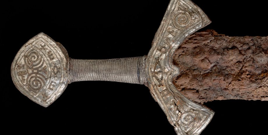 Рукоять меча, украшенная золотом и серебром / Фото: Ellen C. Holthe, Museum of Cultural History, University of Oslo