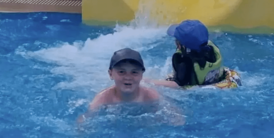 Мальчик спас ребенка, бассейн, ребенок, 10 летний мальчик, герой,