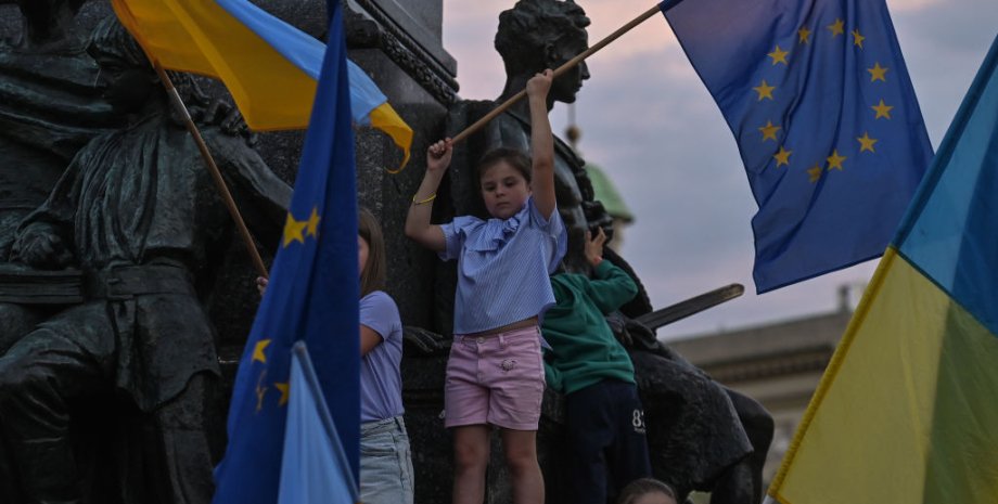 флаг Украины, флаг Евросоюза, Краков, украинские дети в Польше