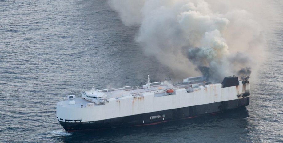 горит корабль, Morning Midas, автовоз Morning Midas, пожары электромобилей, пожар корабля