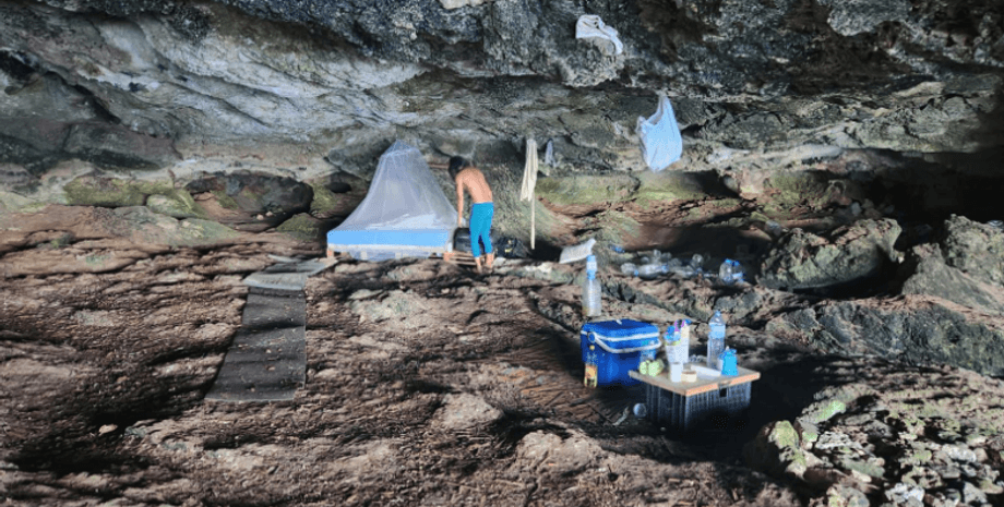 жив у печері, житло в печері, гамак, гамак у печері, підвісне ліжко