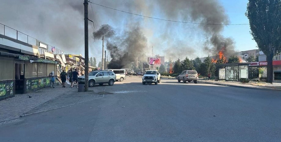 Российская авиация атаковала магазин в центре Доброполья в Донецкой области.