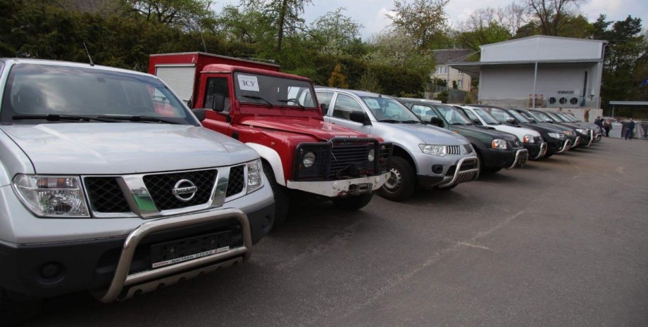Авто для ВСУ, пикапы для ВСУ, Mitsubishi L200, Land Rover Defender, Nissan Navara, гуманитарная помощь