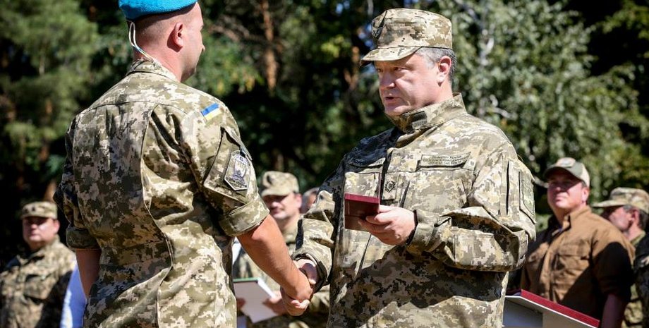 Петр Порошенко в Славянске, 2 августа 2015 г. / Фото пресс-службы президента