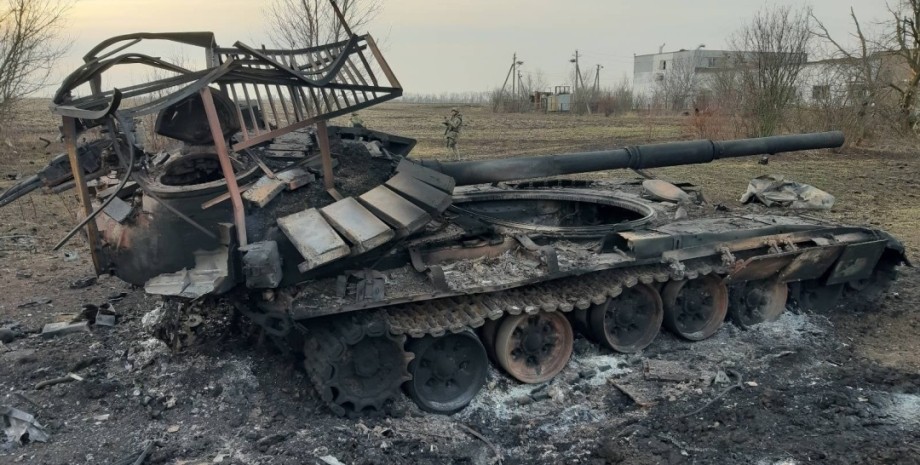 Deux réservoirs russes de centaines de forces armées sont détruites par des syst...