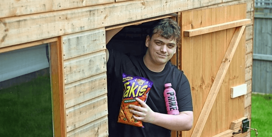 Подросток, сарай, сад, бизнес, сладости, продажа сладостей, соцсети, TikTok