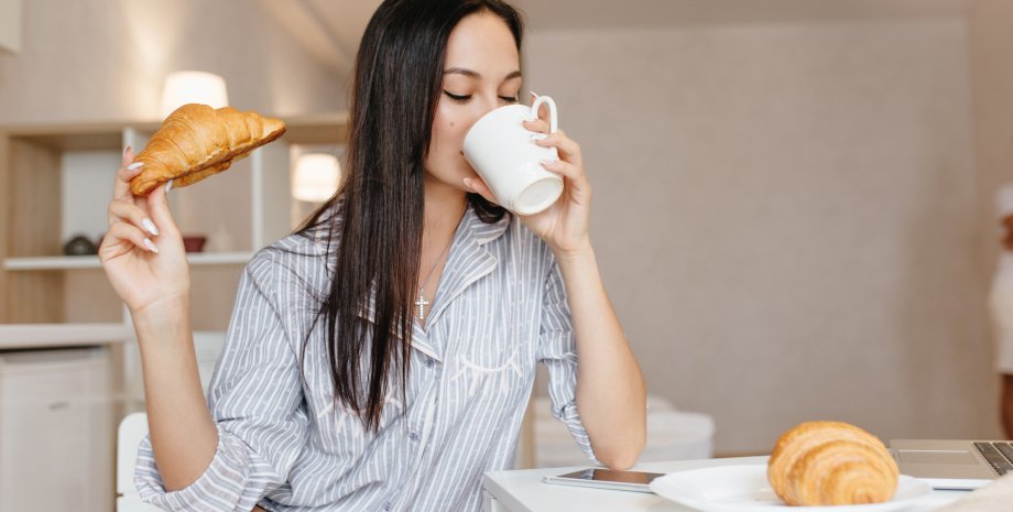 Почему важно завтракать Девушка завтракает