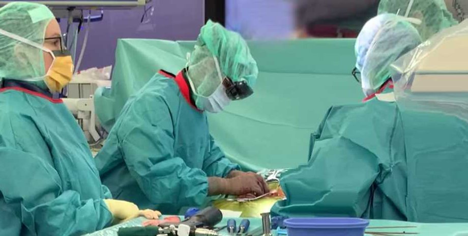 дополненная реальность, Швейцария, операция, позвоночник