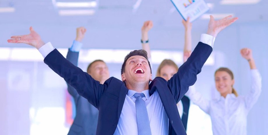 счастливые люди в офисе