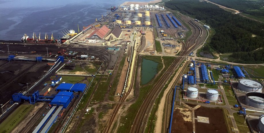 панорамне фото резервуарів у порту Усть-Луги у РФ