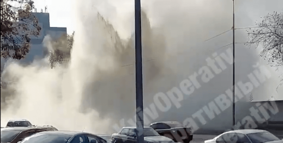 Теплотрасса, прорыв трубы, фонтан