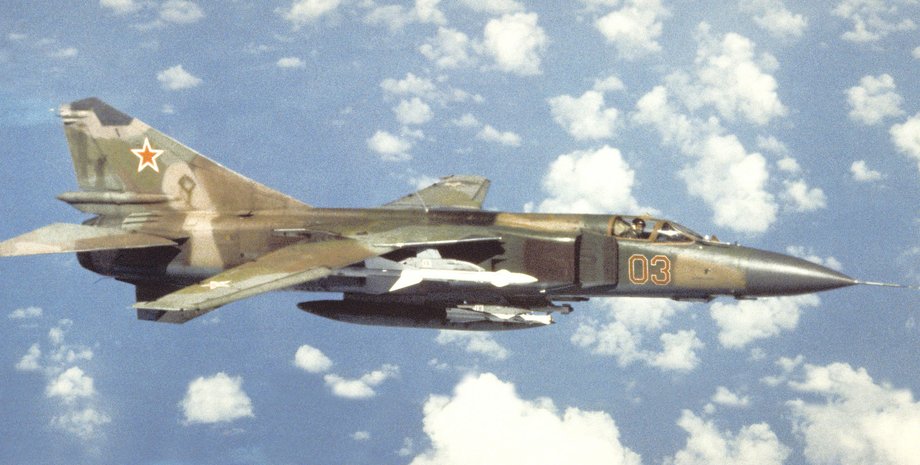 самолет в небе над облаками