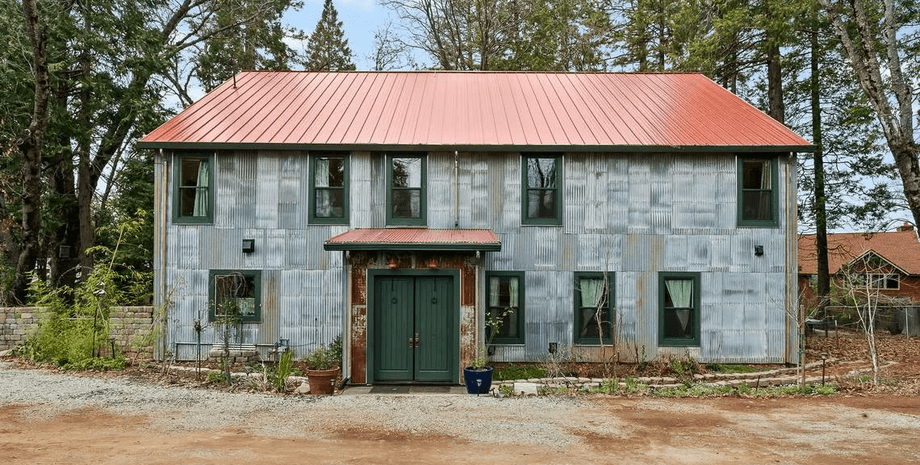 Металлический сарай, роскошный дом, студия, необычный дом в лесу, скрытое богатство, похож на сарай, современный стиль