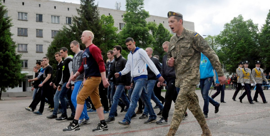 призывной возраст мобилизационный возраст призывной возраст, роман лозинский, уменьшение возраста, война в Украине, мобилизационный возраст