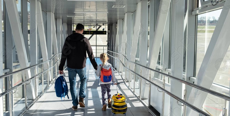 дитина, дівчинка, батько, сім'я, аеропорт