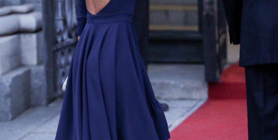 королева летиция, король фелипе, король испании, королева испании, опера, синее платье, откровенное платье