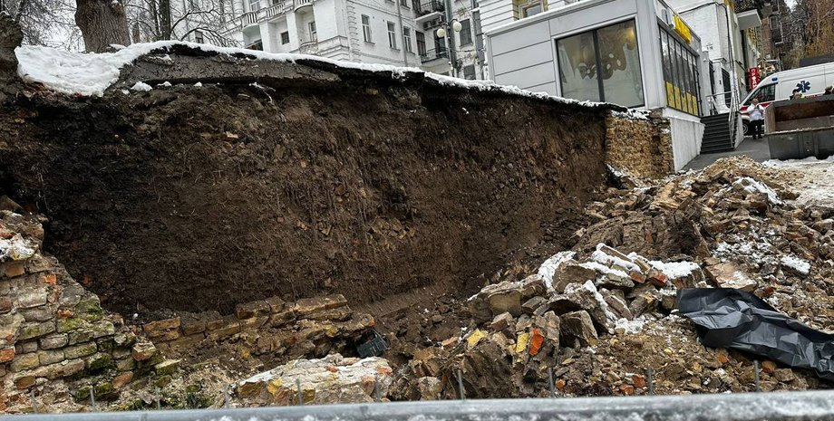 обвал стены, Киев, Печерский район, ГСЧС, жертвы, раненый, трагедия в Киеве