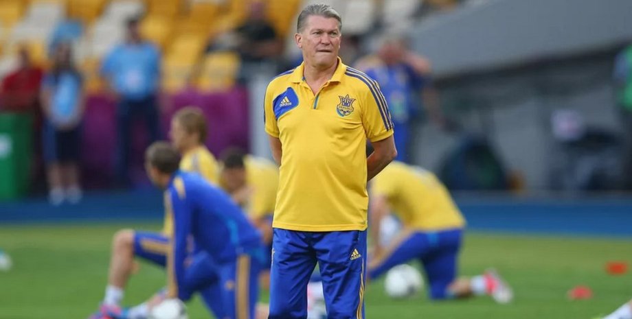 Олег Блохин наблюдает за разминкой национальной сборной Украины по футболу на стадионе