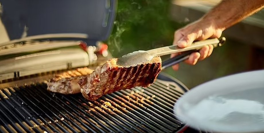 Наглая просьба друга на барбекю разозлила жену мужа: что произошло