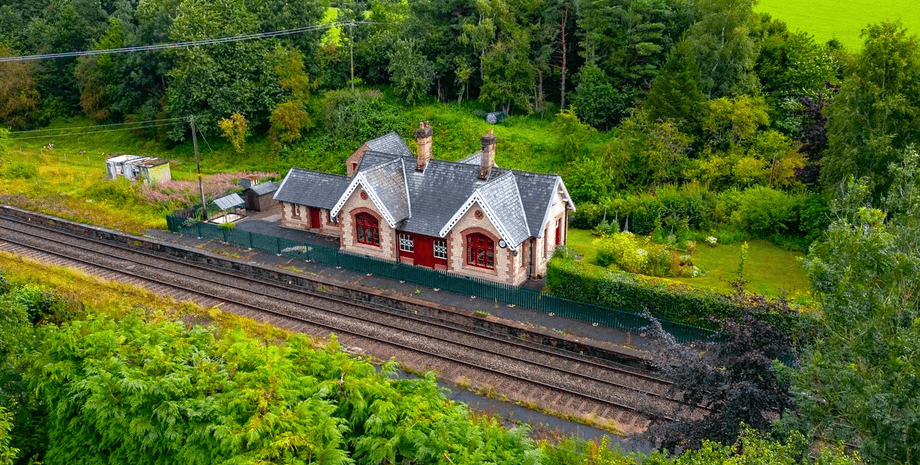 Вікторіанську залізничну станцію переробили на сімейний будинок і вперше за довгі роки виставили на продаж