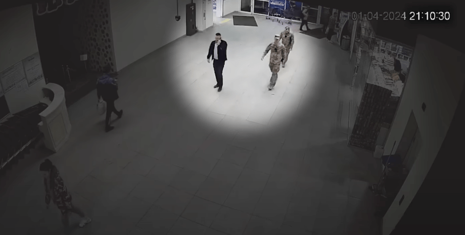 Сотрудники ТЦК пытаются вручить повестку журналисту ТЦК, повестка, журналист, Слідство.Инфо, скандал, мобилизация в Украине, фото