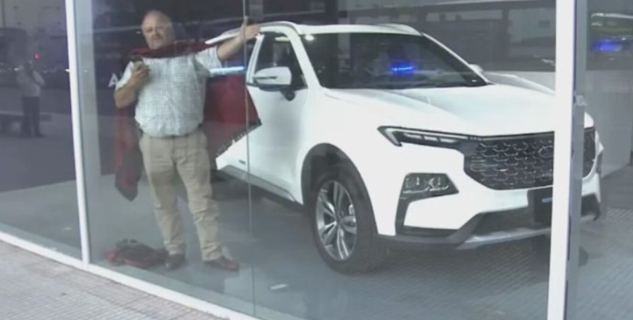 Скандал в автосалоне из-за задатка на машину, Абелардо Усандиварас из города Метан, курьезы, машины