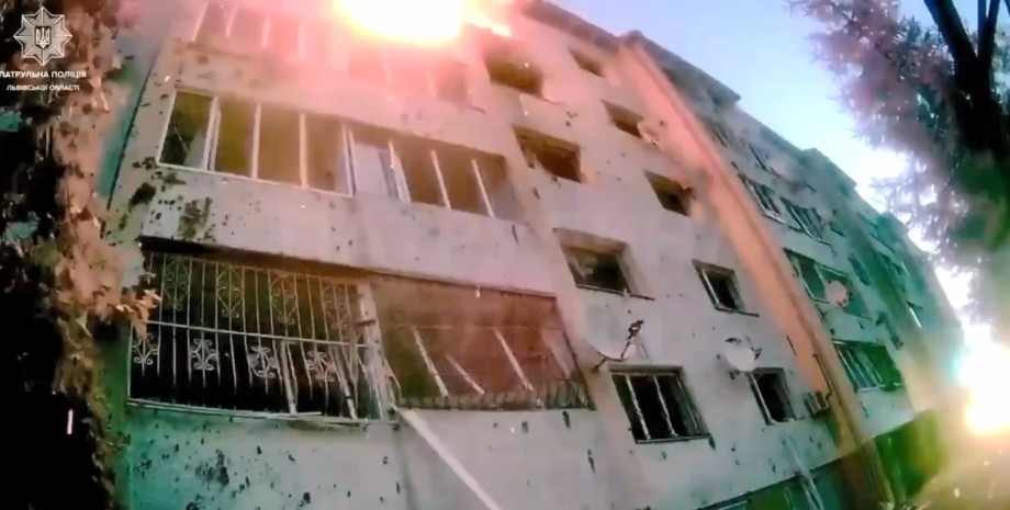 На видео Патрульной полиции — кадры спасения людей во Львове Львов, обстрел Львова, Львов взрывы, Львов новости, Львов обстрел 15 августа, Львов полиция видео