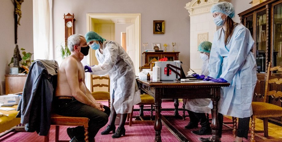 Вакцинация от коронавируса, кампания по вакцинации, медики, пациент