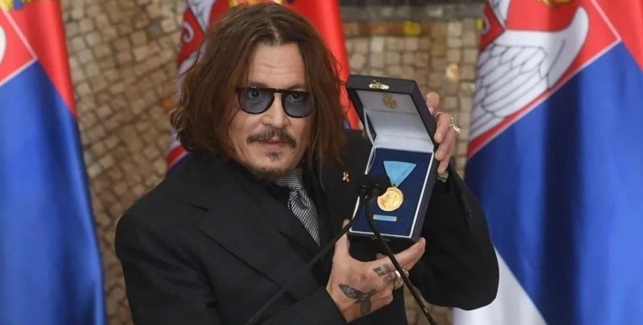 Джонни Депп, президент Сербии, Александр Вучич, золотая медаль, награда