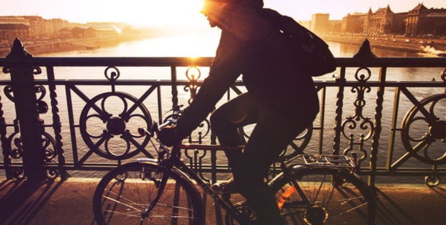 Мужчина проехал на велосипеде полстраны, чтобы доказать женщине свою любовь, истории любви, брак, отношения