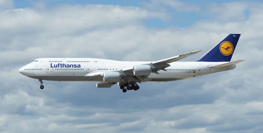 Літак авіакомпанії Lufthansa залишився без пілота, екстрена посадка, інцидент на борту, туризм