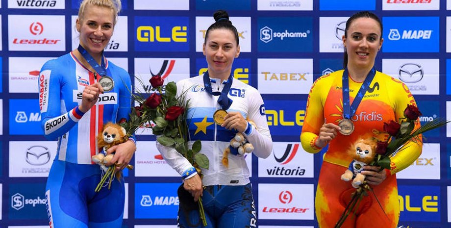 В центре Елена Старикова с золотом чемпионата Европы