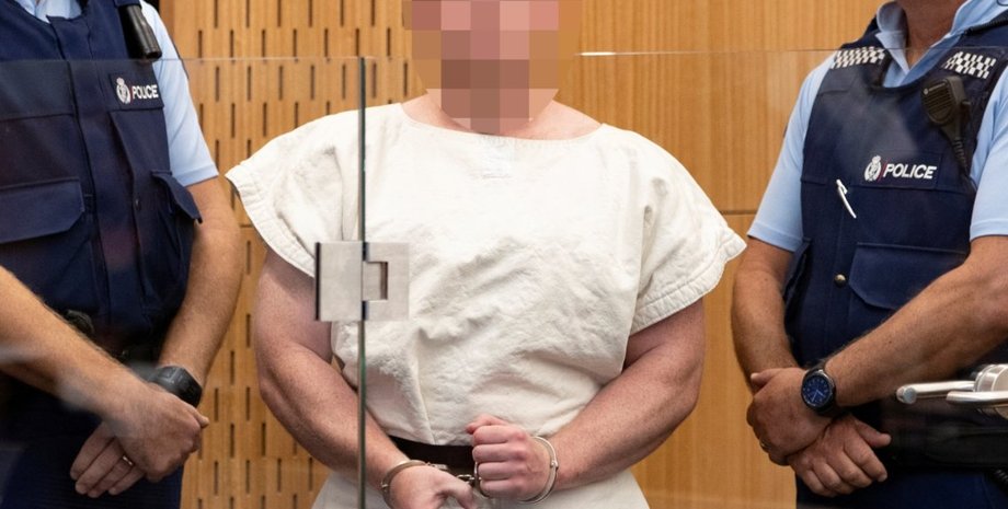 Стрелок из Крайстчерча показывает жест "ОК" во время судебного заседания. Фото: Insider