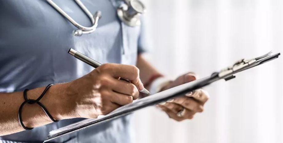 Жінка брехала чоловікові, вдаючи онкологічно хвору, натомість вона витрачала гроші на схуднення і збільшення грудей