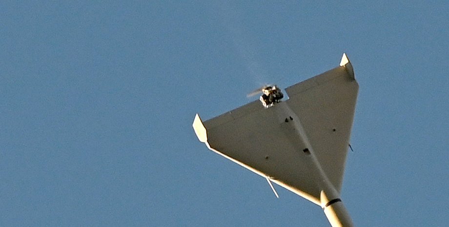 дрон-камикадзе, атака дрона камикадзе, дрон камикадзе в воздухе