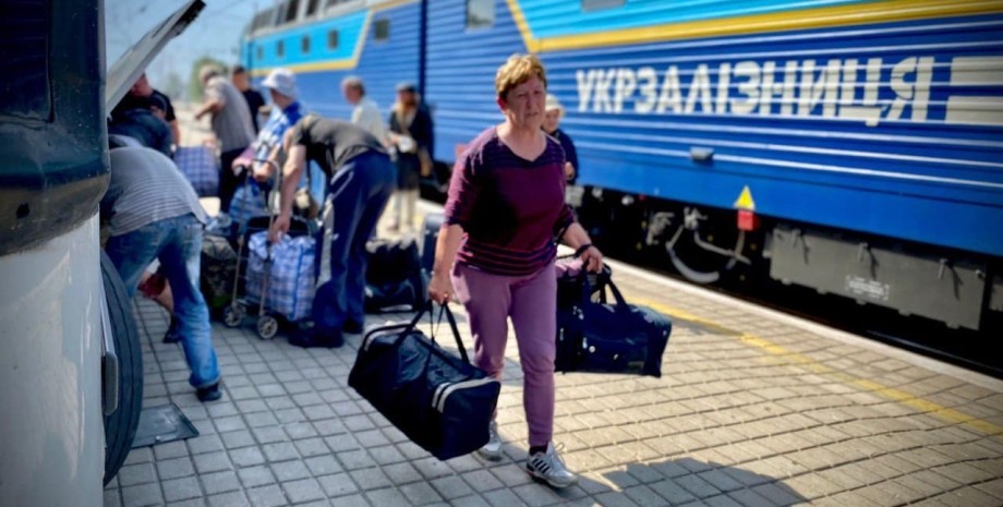 Донбасс обязательная эвакуация переселенцы беженцы Кабмин поезд Укрзализныця