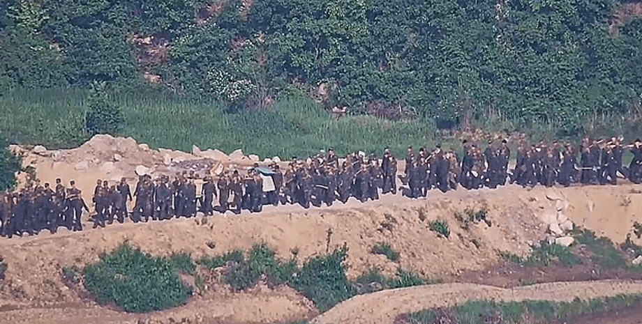 солдаты кндр